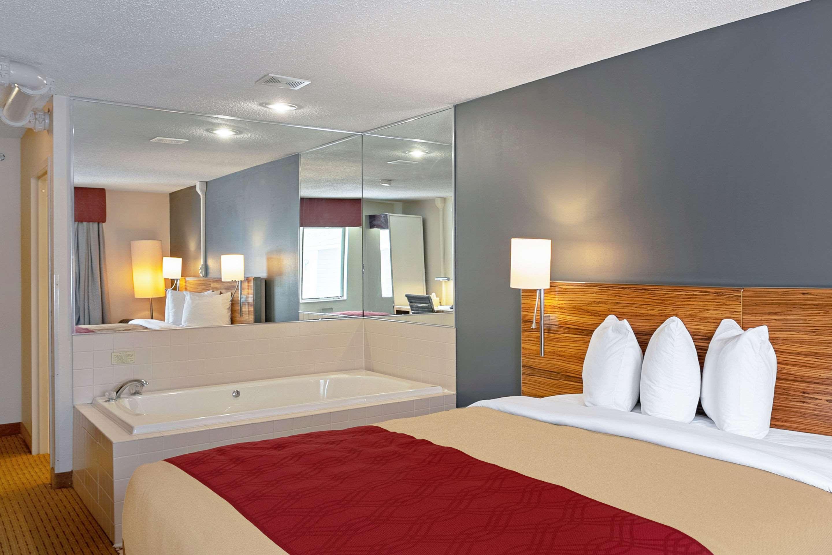 Quality Inn Frontier At Us Hwy 30 Clinton Exterior foto